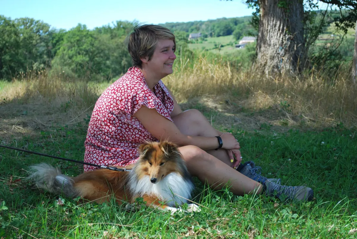 Leen zit in het gras met Viggo naast zich