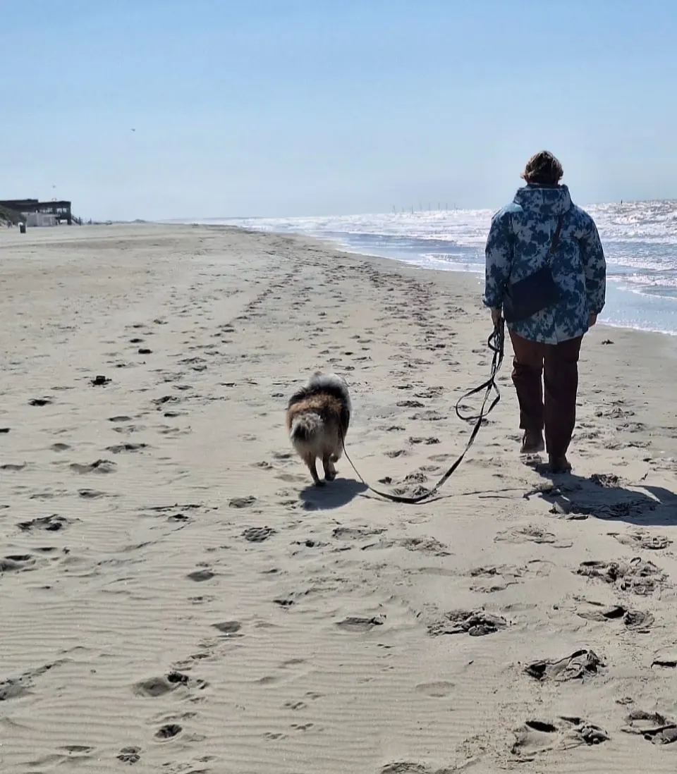 Leen en Viggo wandelen samen op het strand